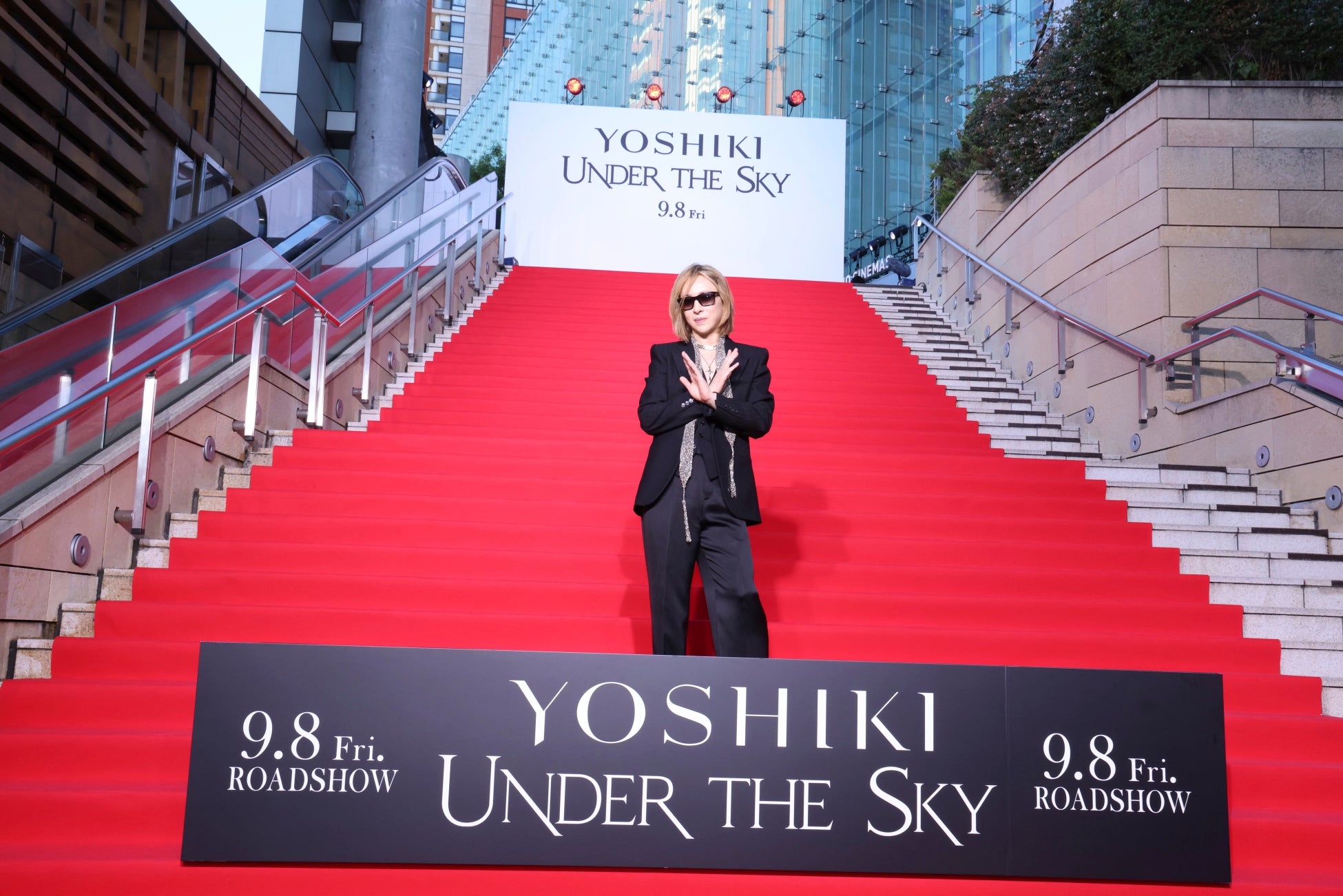 映画『YOSHIKI : UNDER THE SKY』ジャパンプレミア開催　レッドカーペットに監督のYOSHIKIと出演アーティストのHYDEなど豪華ゲストが登場！のサブ画像1