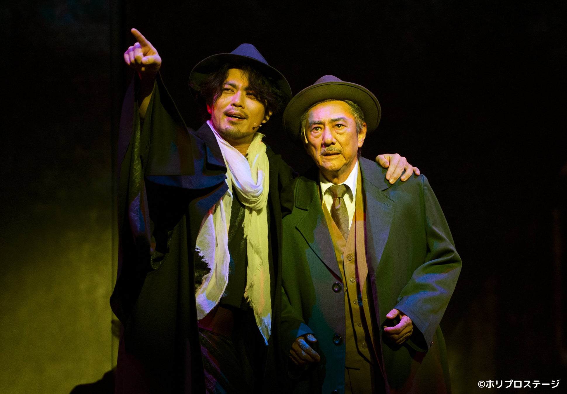 【舞台写真・コメント】Daiwa House presents ミュージカル『生きる』いよいよ初日開幕！のサブ画像5_左から）小説家 役（ダブルキャスト）：上原理生、市村正親