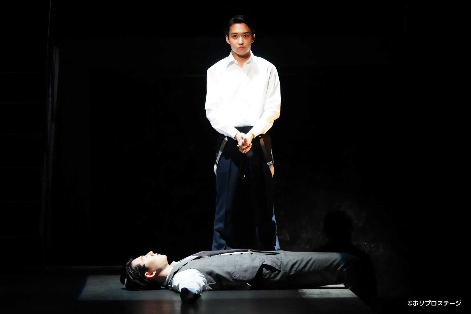 【舞台写真・ダイジェスト映像・コメント】ミュージカル『スリル・ミー』全ペア初日開幕！【栗山民也演出】のサブ画像12_奥）私役：松岡広大／手前）彼役：山崎大輝