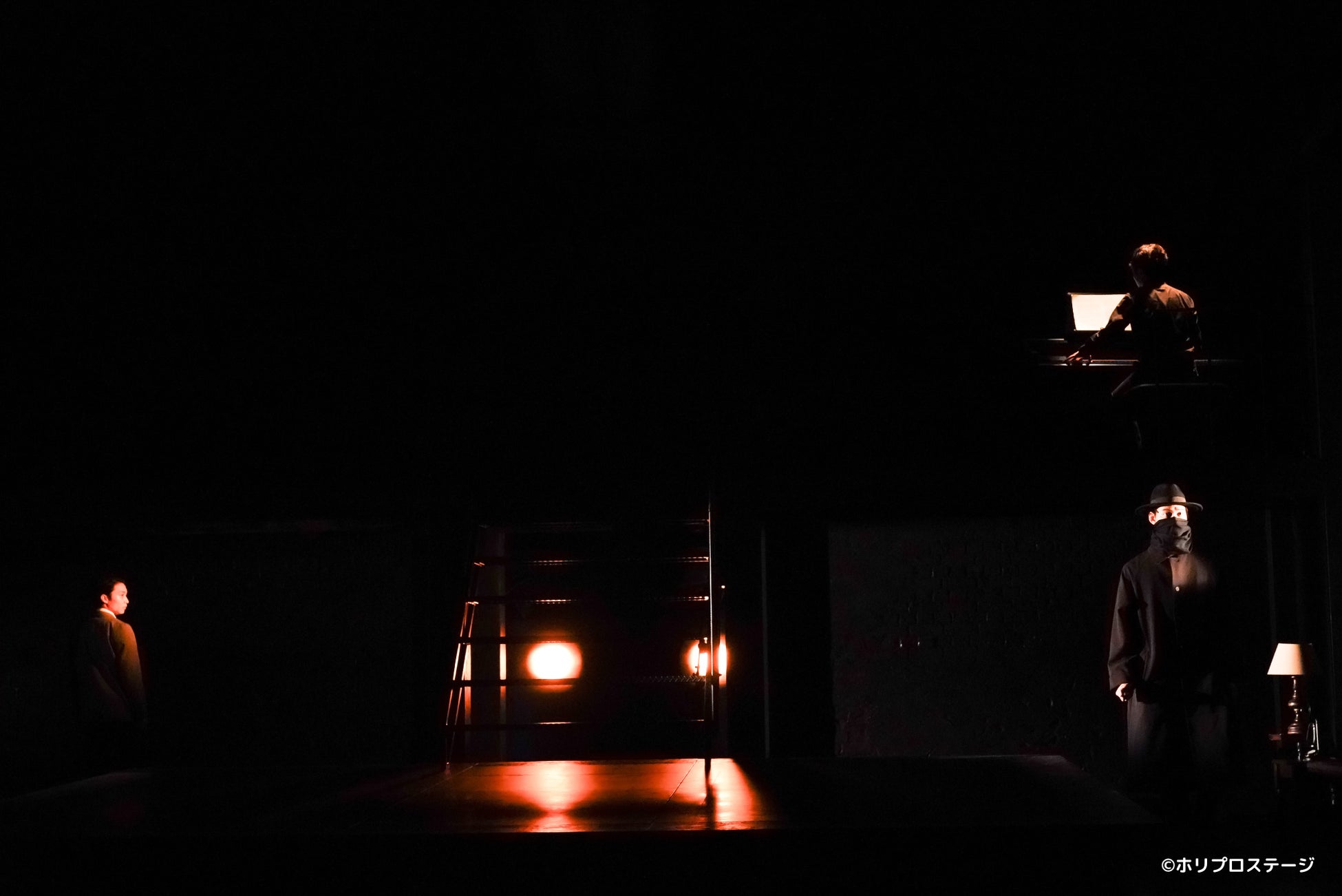 【舞台写真・ダイジェスト映像・コメント】ミュージカル『スリル・ミー』全ペア初日開幕！【栗山民也演出】のサブ画像15_左）私役：松岡広大／右手前）彼役：山崎大輝／右上）ピアニスト：篠塚祐伴