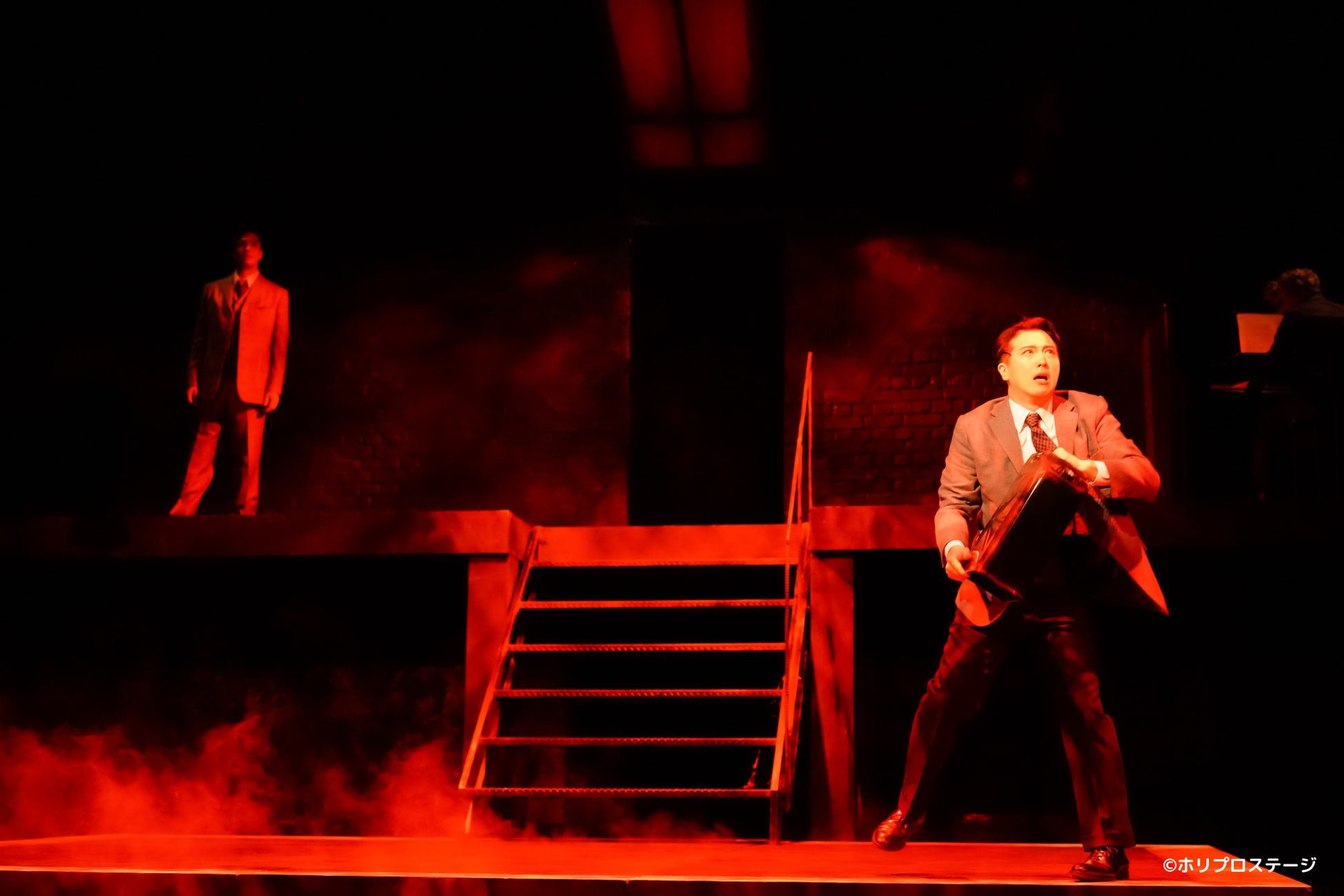 【舞台写真・ダイジェスト映像・コメント】ミュージカル『スリル・ミー』全ペア初日開幕！【栗山民也演出】のサブ画像3_左奥）彼役：廣瀬友祐／右前）私役：尾上松也／右奥）ピアニスト：朴勝哲