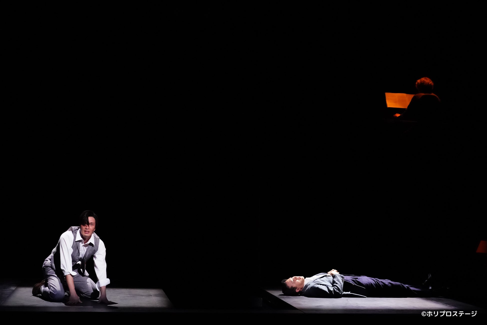 【舞台写真・ダイジェスト映像・コメント】ミュージカル『スリル・ミー』全ペア初日開幕！【栗山民也演出】のサブ画像5_左）彼役：廣瀬友祐／右）私役：尾上松也／右上）ピアニスト：朴勝哲
