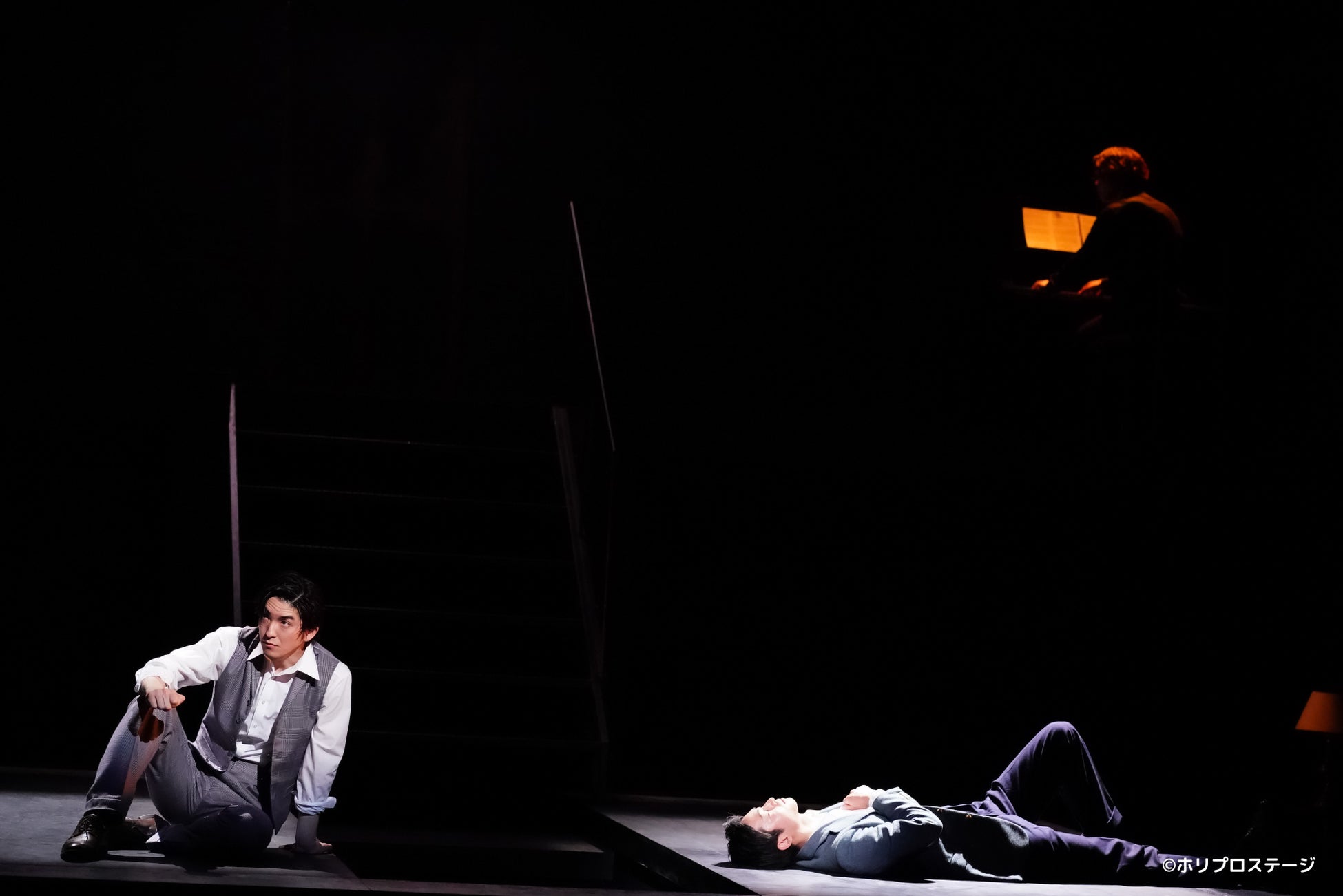 【舞台写真・ダイジェスト映像・コメント】ミュージカル『スリル・ミー』全ペア初日開幕！【栗山民也演出】のサブ画像9_左）彼役：前田公輝／右前）彼役：木村達成／右上）ピアニスト：落合崇史