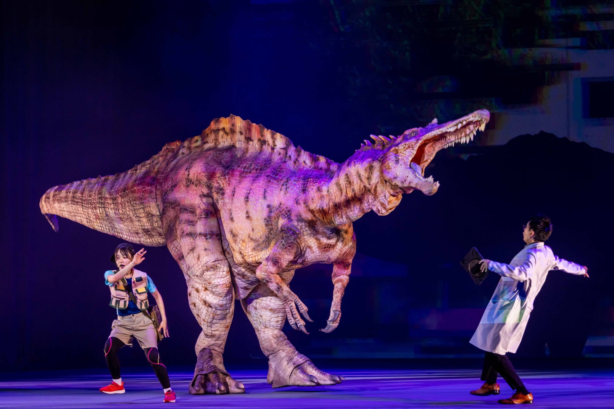 全国41都市にて延べ17万人を動員した大人気ステージ『恐竜ラボ！』　待望の新作が11月3日(金祝)の名古屋から、いよいよ開幕！のサブ画像5_博士と少年が恐竜の世界を案内します。