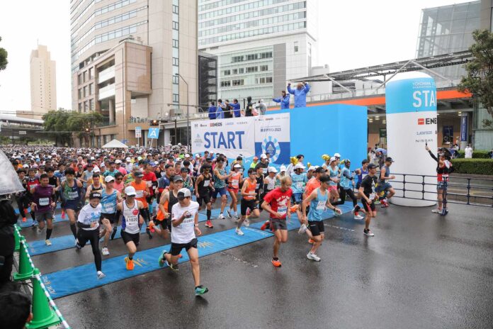 雨のスタートから一転、秋晴れに！！「横浜マラソン2023」開催！！のメイン画像