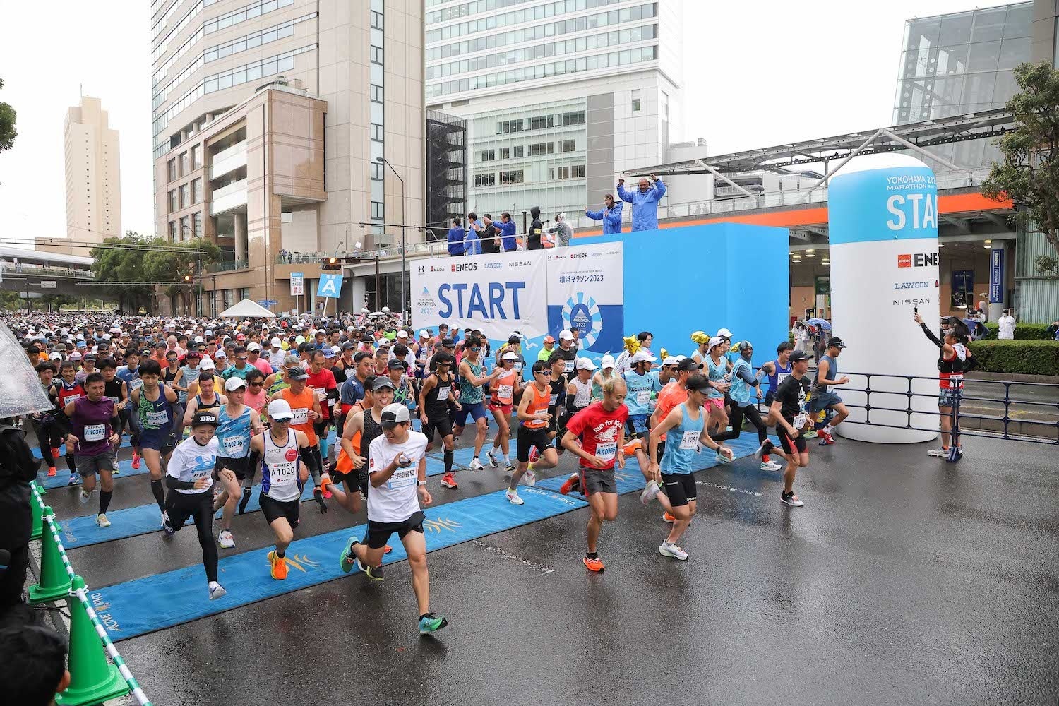 雨のスタートから一転、秋晴れに！！「横浜マラソン2023」開催！！のサブ画像1