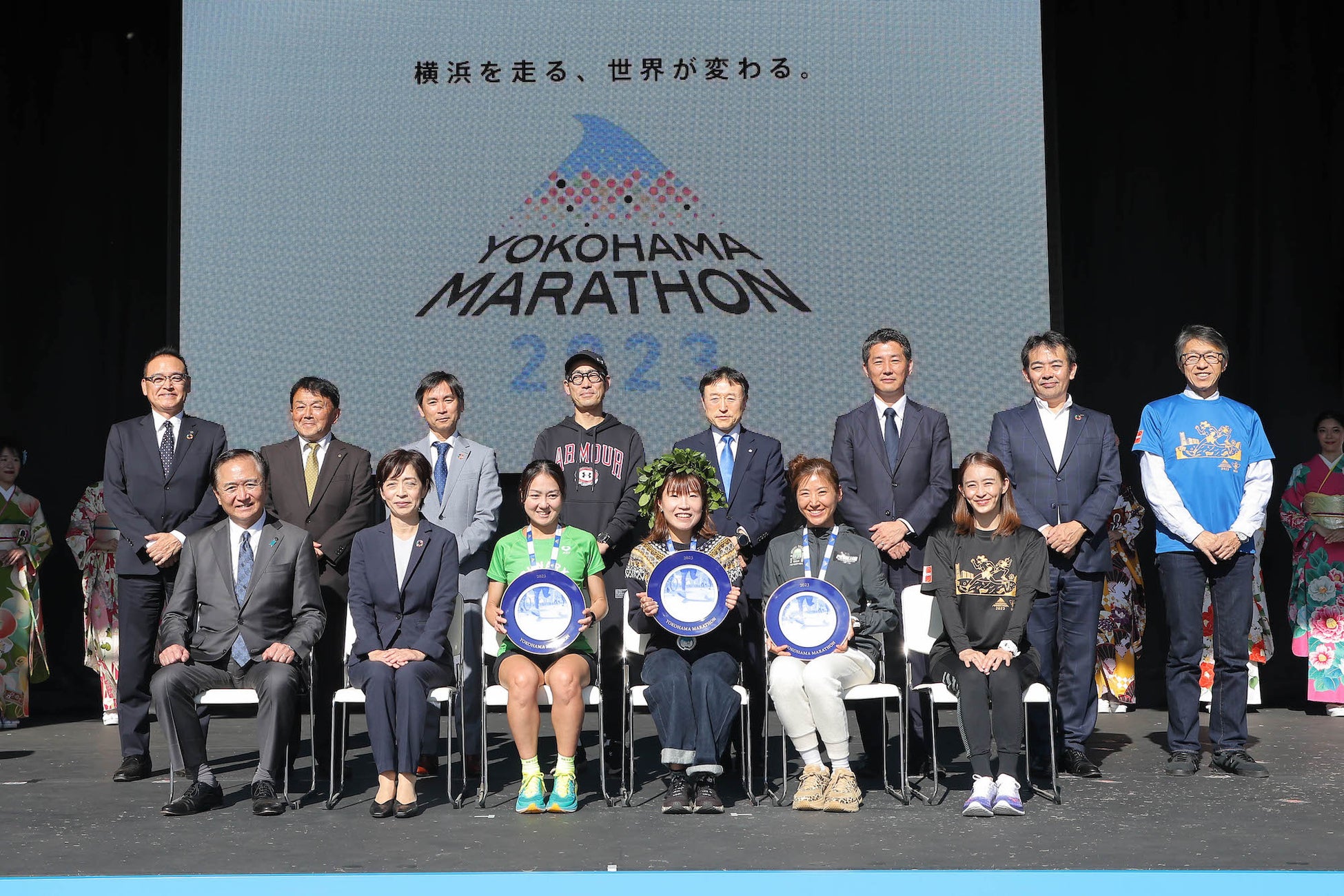 雨のスタートから一転、秋晴れに！！「横浜マラソン2023」開催！！のサブ画像5_フルマラソン女子表彰式
