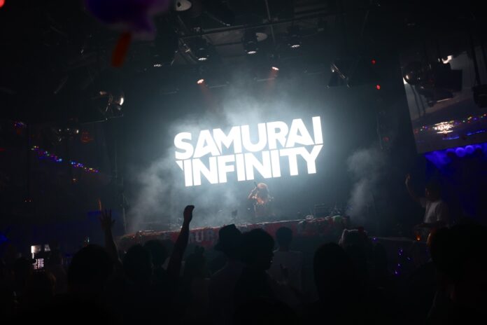 【SAMURAI INFINITY】in ハロウィン 開催レポート。DJ SODA、明日花キララ、戦慄かなのらが仮装して登場！のメイン画像