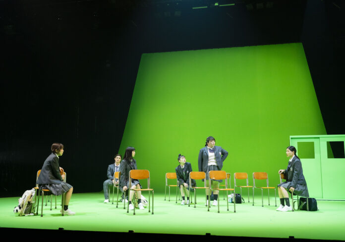 KAAT神奈川芸術劇場プロデュース『SHELL』が開幕　人間の＜かたち＞を、魅力的な芝居とステージング、音楽で魅せる意欲作のメイン画像