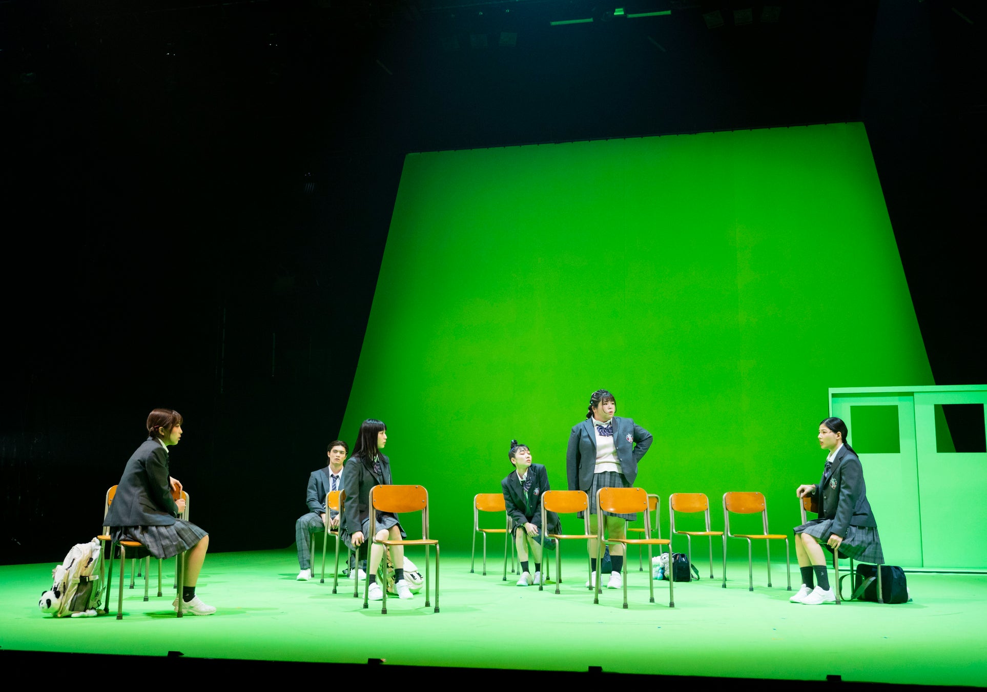 KAAT神奈川芸術劇場プロデュース『SHELL』が開幕　人間の＜かたち＞を、魅力的な芝居とステージング、音楽で魅せる意欲作のサブ画像1