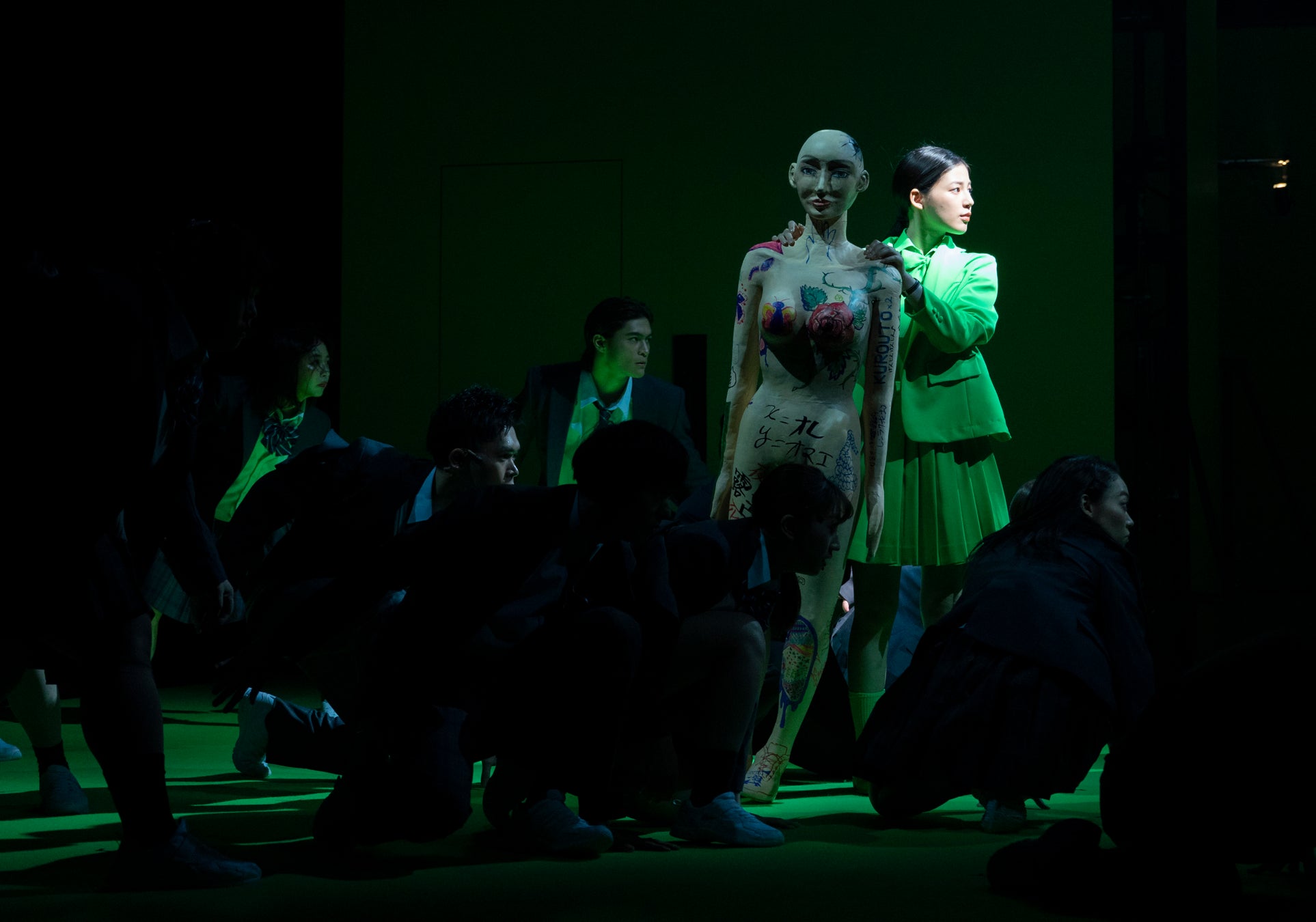 KAAT神奈川芸術劇場プロデュース『SHELL』が開幕　人間の＜かたち＞を、魅力的な芝居とステージング、音楽で魅せる意欲作のサブ画像3