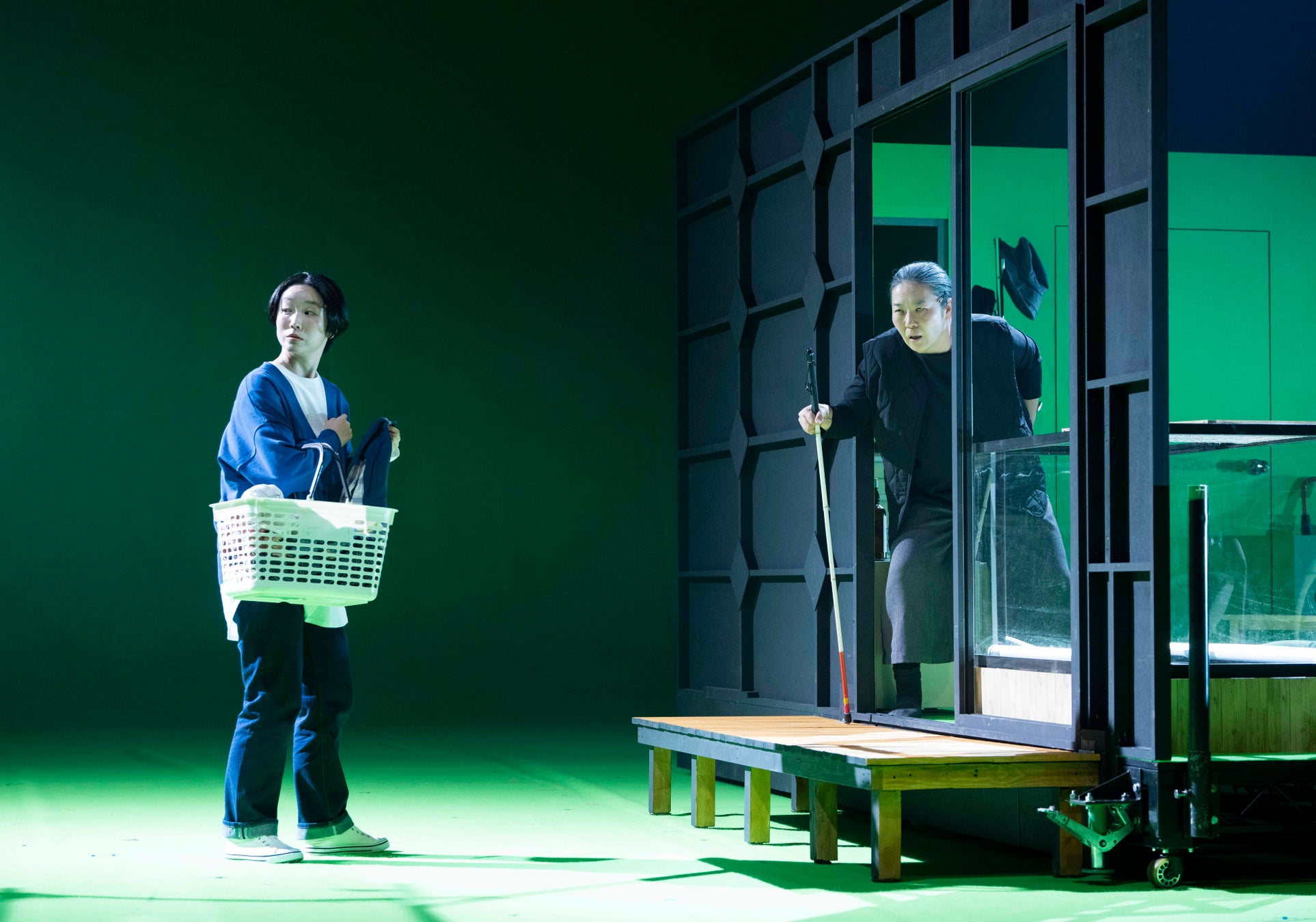 KAAT神奈川芸術劇場プロデュース『SHELL』が開幕　人間の＜かたち＞を、魅力的な芝居とステージング、音楽で魅せる意欲作のサブ画像7