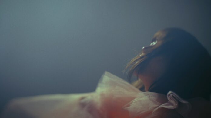 矢井田 瞳、たくましく人生を生き抜く全ての人におくる、ドラマ『ゆりあ先生の赤い糸』主題歌「アイノロイ」MV公開のメイン画像