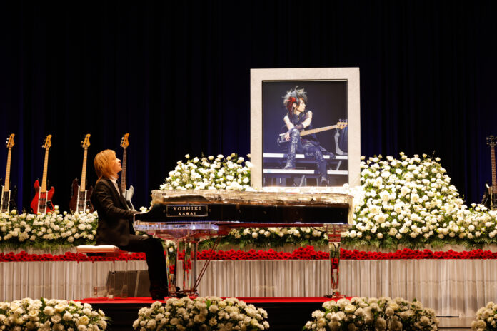 X JAPAN HEATHの献花式にファン1万人が参列　YOSHIKIが「ENDLESS RAIN」を演奏し涙の別れを告げるのメイン画像