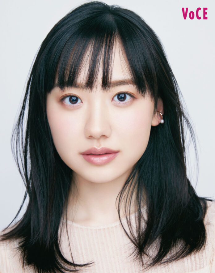 芦田愛菜が女性誌表紙初登場！　豪華付録も話題でネット書店予約完売続出のVOCE2月号は12月21日（木）発売！のメイン画像