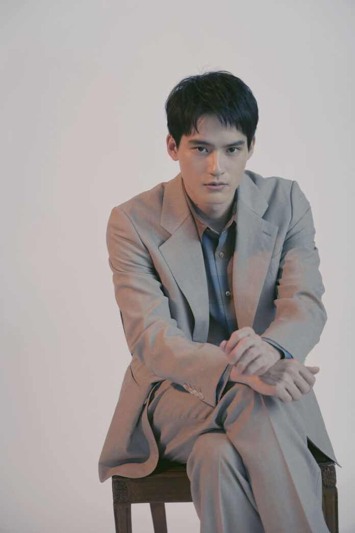 今、注目の若手俳優・水上恒司が「月刊TVガイド新春超特大号」に登場！ 2023年、朝ドラや月9ドラマ、映画など、様々な作品に出演した水上恒司の美麗グラビアをお届け。購入者特典として、生写真も決定!!のメイン画像