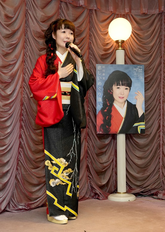 田川寿美が新曲「悲しいめぐり逢い」を５月29日発売。発売前にカラオケスナックの一日ママを務め、新曲を披露のサブ画像1