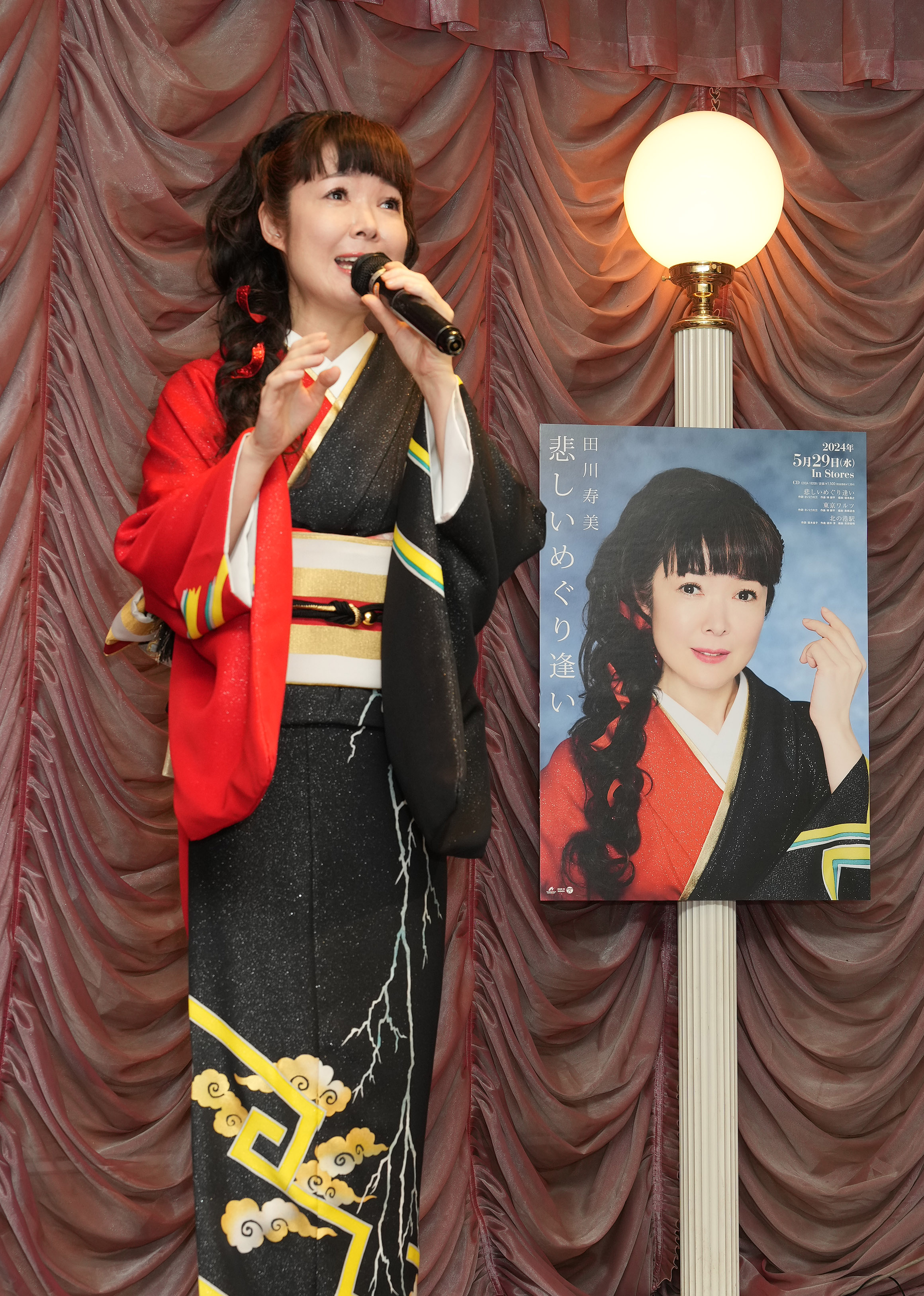 田川寿美が新曲「悲しいめぐり逢い」を５月29日発売。発売前にカラオケスナックの一日ママを務め、新曲を披露のサブ画像2