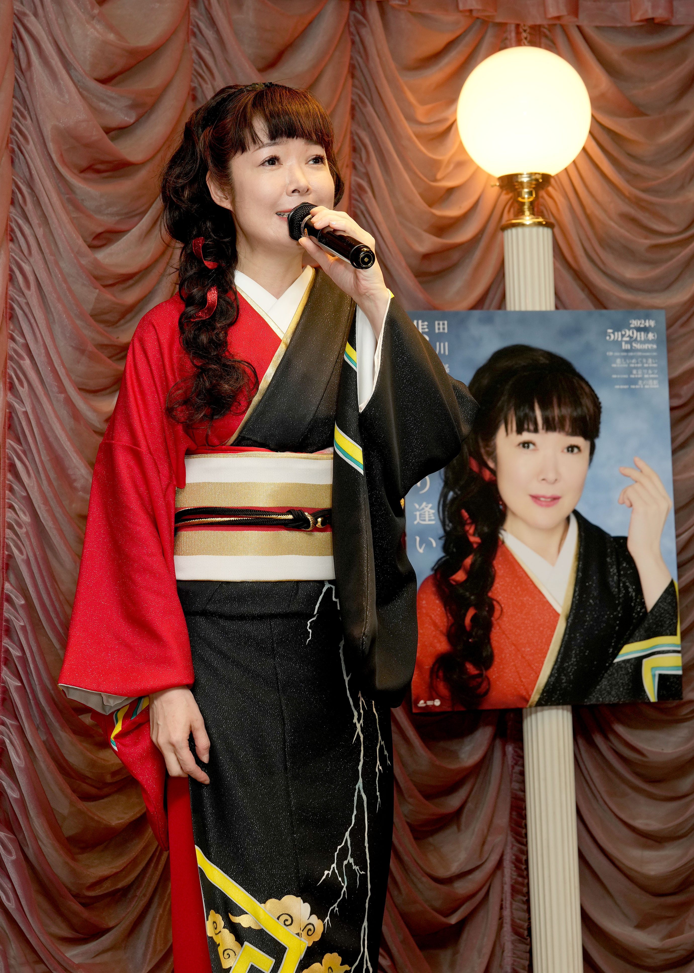田川寿美が新曲「悲しいめぐり逢い」を５月29日発売。発売前にカラオケスナックの一日ママを務め、新曲を披露のサブ画像3