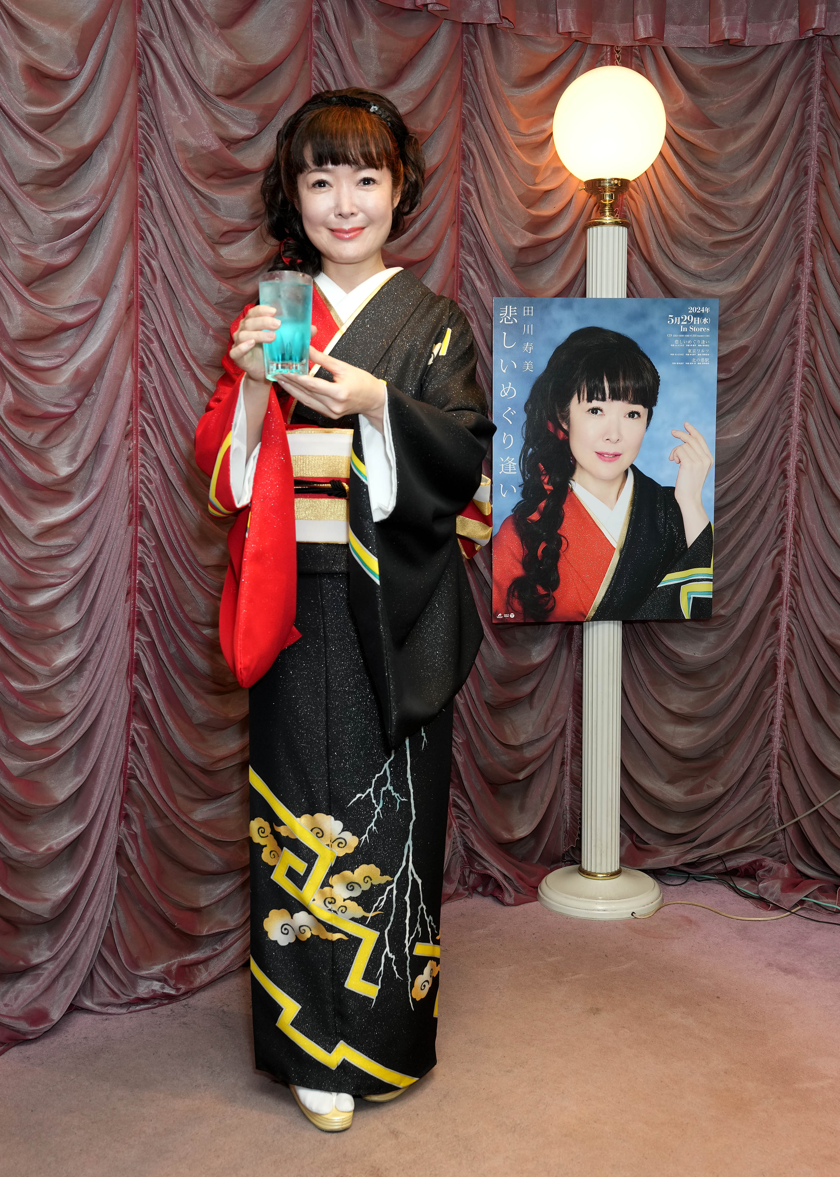 田川寿美が新曲「悲しいめぐり逢い」を５月29日発売。発売前にカラオケスナックの一日ママを務め、新曲を披露のサブ画像4