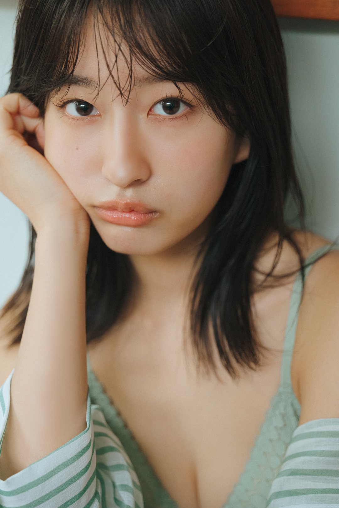 ミスマガ2022の斉藤里奈が圧倒的なビジュアルで魅せる初表紙＆巻頭10P！津田塾卒アイドル・塩見きらの初水着、東雲うみのリッチな水着姿、平田梨奈の限界露出掲載の『FLASH』5月8日（水）発売のサブ画像2_斉藤里奈(C)光文社／週刊FLASH 写真◎前 康輔