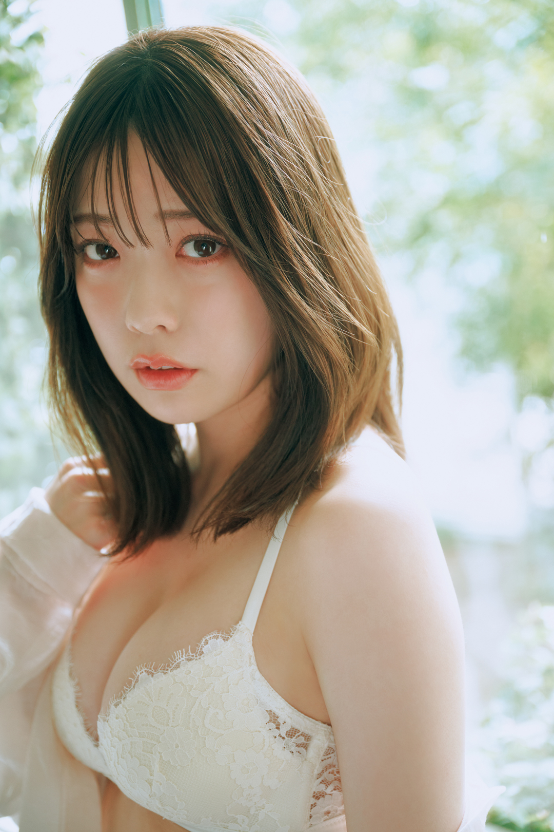 ミスマガ2022の斉藤里奈が圧倒的なビジュアルで魅せる初表紙＆巻頭10P！津田塾卒アイドル・塩見きらの初水着、東雲うみのリッチな水着姿、平田梨奈の限界露出掲載の『FLASH』5月8日（水）発売のサブ画像3_塩見きら(C)光文社／週刊FLASH 写真◎岡本武志