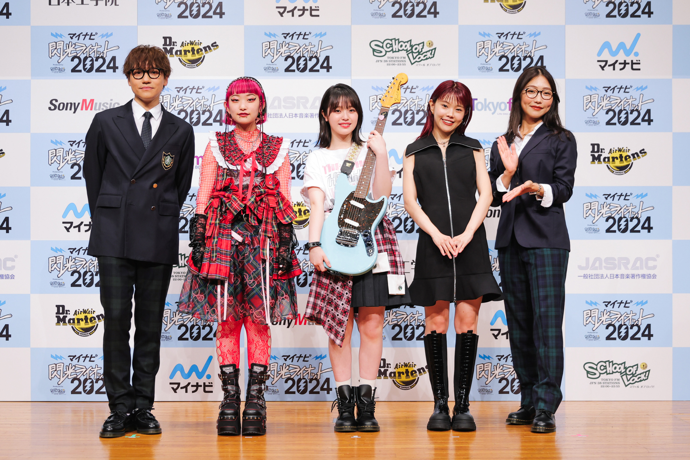 10代アーティスト限定の“音楽の甲子園”『マイナビ 閃光ライオット2024 produced by SCHOOL OF LOCK!』豊嶋花が応援アンバサダーに決定！のサブ画像2_左から こもり校長、水曜日のカンパネラ、豊嶋花、アイナ・ジ・エンド、COCO教頭