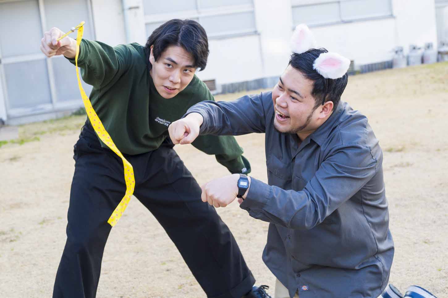 令和ロマン 松井ケムリさん悶絶「百獣の王達が可愛らしい」ネコ科猛獣の写真集『ほぼねこ』が発売5カ月で4度目の重版のサブ画像6_相方の髙比良くるまさんにじゃらされるケムリさん（写真：北原千恵美／『猫びより』2024年春号掲載）