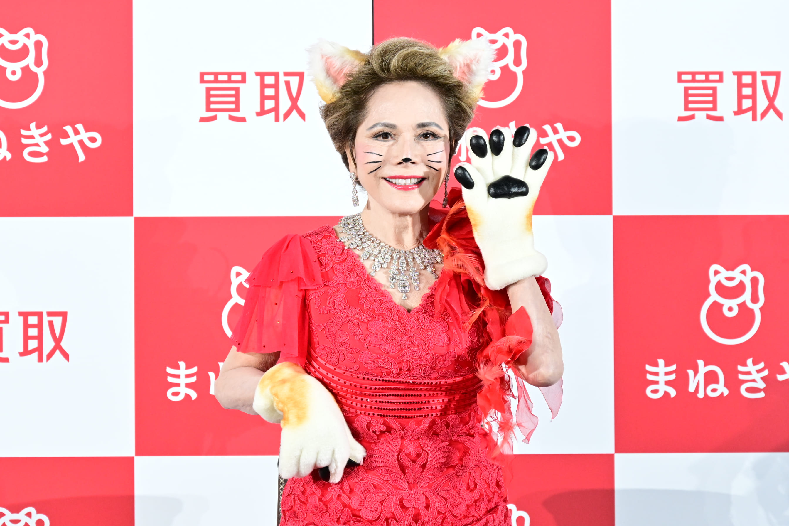 「買取まねきや」新CM発表会を実施 CMにも出演するデヴィ夫人が猫耳姿で登壇！のサブ画像3