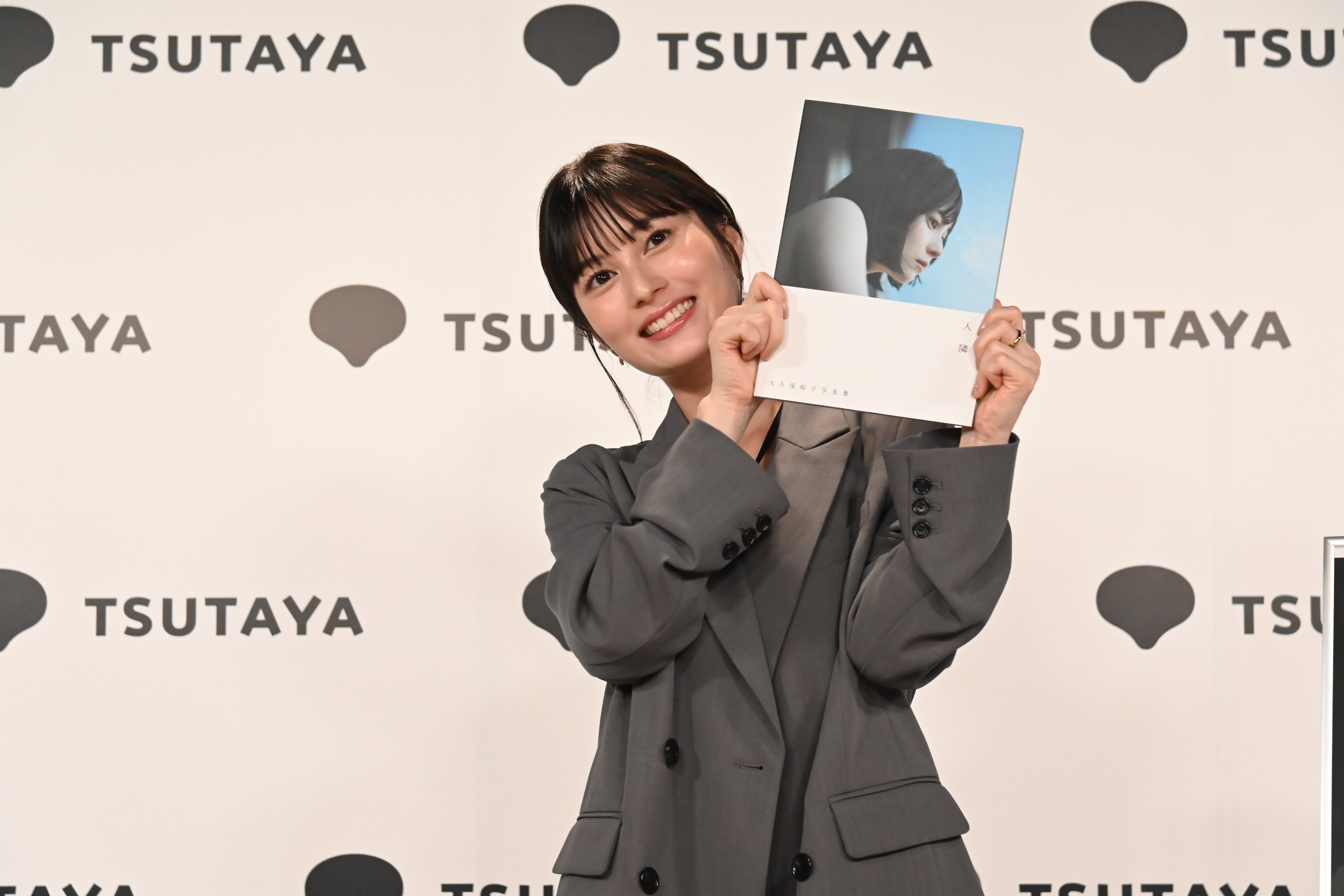 大久保桜子、26歳の誕生日に写真集発売イベントに登場！「挑戦的でもあった写真集でした」のサブ画像4_大久保桜子写真集「人 隣」（東京ニュース通信社刊）