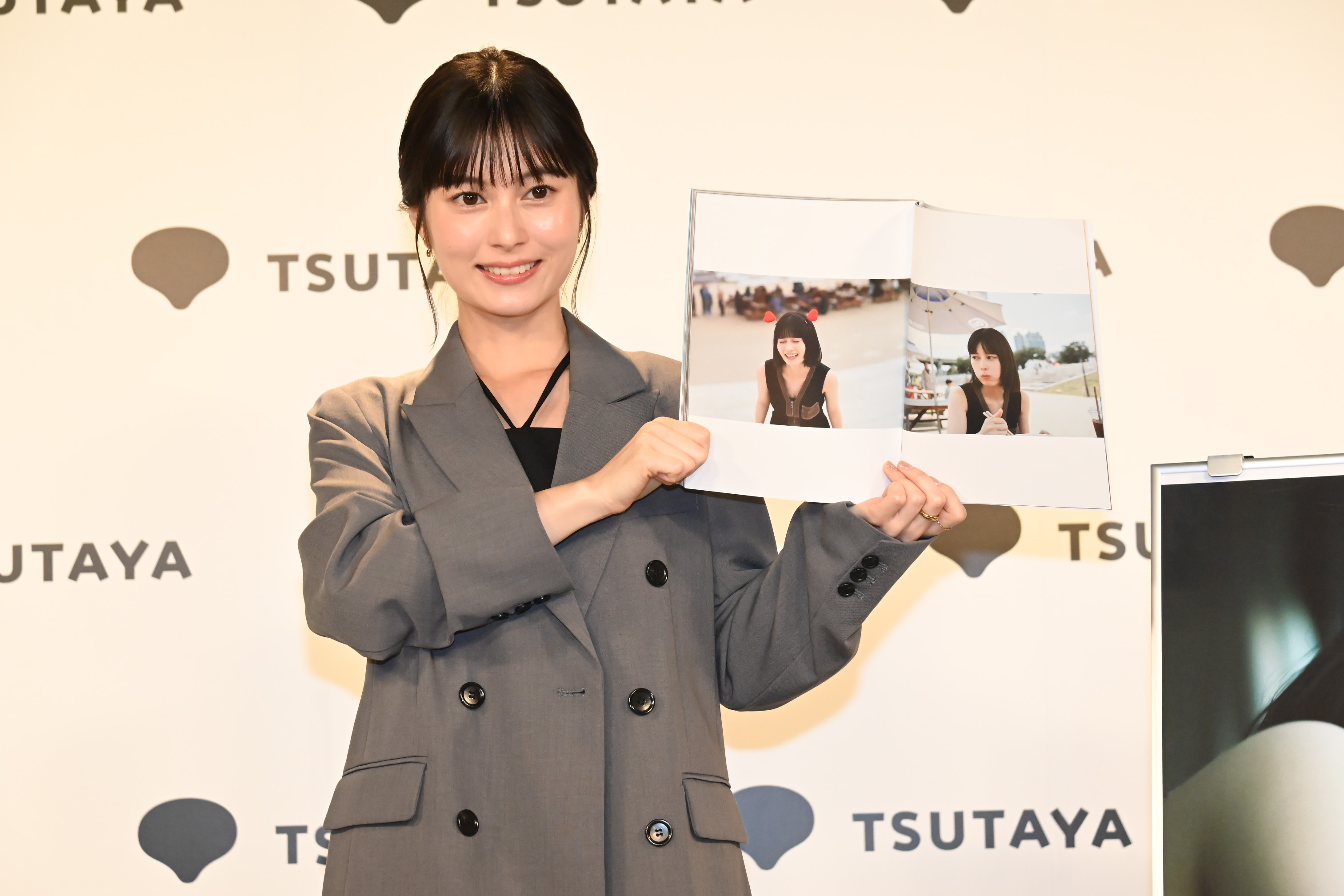 大久保桜子、26歳の誕生日に写真集発売イベントに登場！「挑戦的でもあった写真集でした」のサブ画像5_大久保桜子写真集「人 隣」（東京ニュース通信社刊）