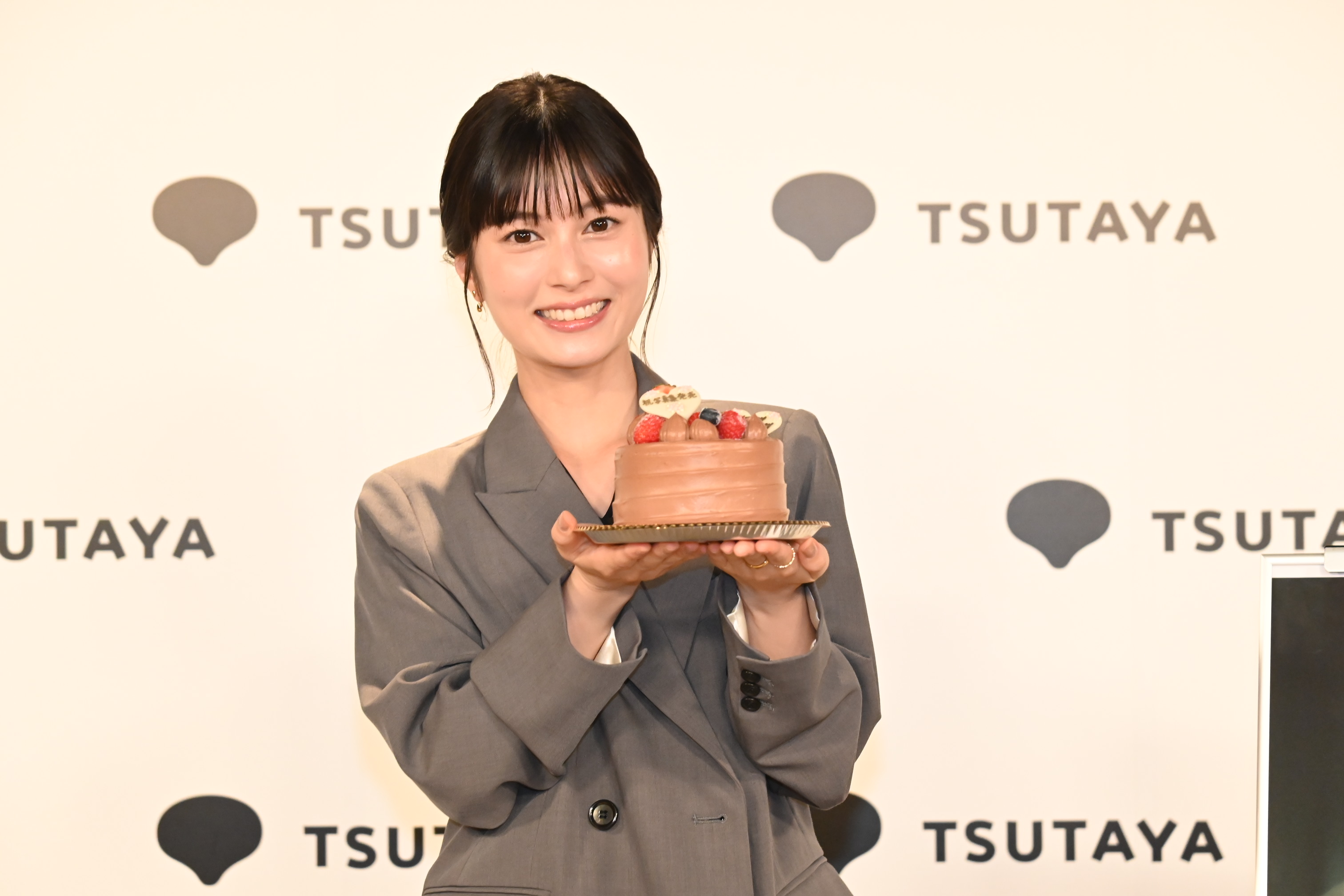 大久保桜子、26歳の誕生日に写真集発売イベントに登場！「挑戦的でもあった写真集でした」のサブ画像7_大久保桜子写真集「人 隣」（東京ニュース通信社刊）