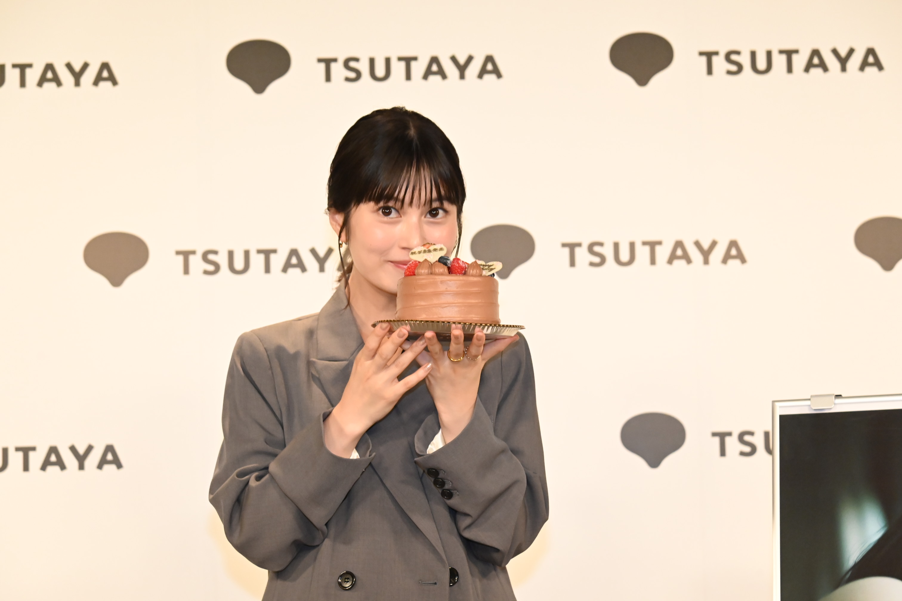 大久保桜子、26歳の誕生日に写真集発売イベントに登場！「挑戦的でもあった写真集でした」のサブ画像8_大久保桜子写真集「人 隣」（東京ニュース通信社刊）