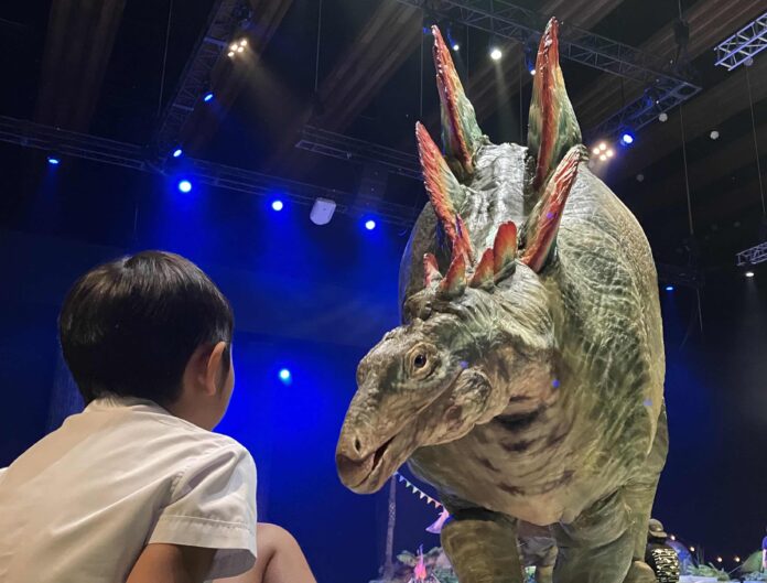 目の前に恐竜が！夏休み特別体験！DINO-A-LIVEダイナソーサマーキャンプ開幕！のメイン画像