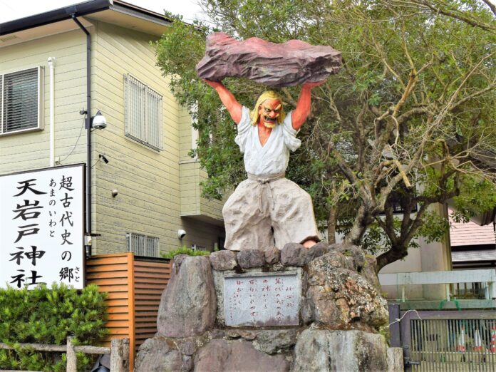 平和マネキン、日本神話の舞台「天岩戸神社」に神楽の舞をサポートする什器を納入のメイン画像