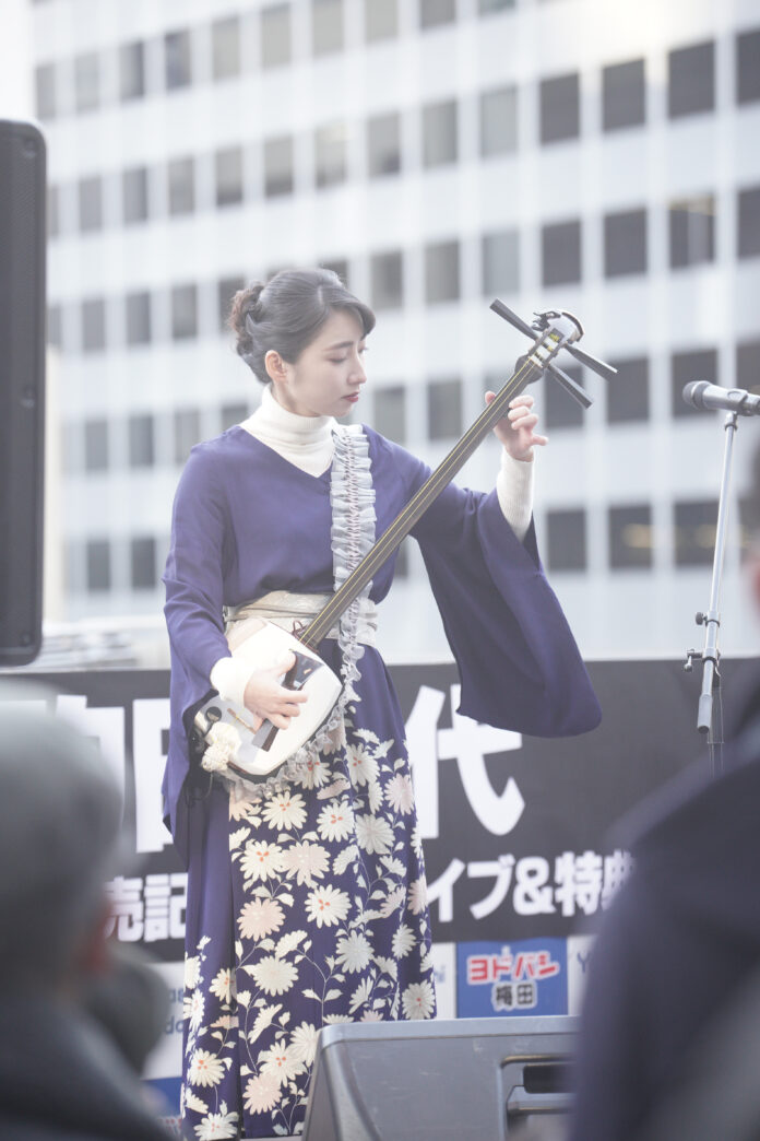 津軽三味線奏者・駒田早代、寒空の下で迫力の演奏を披露！ヨドバシカメラ梅田店でのミニライブ＆特典会が盛況のうちに終了のメイン画像