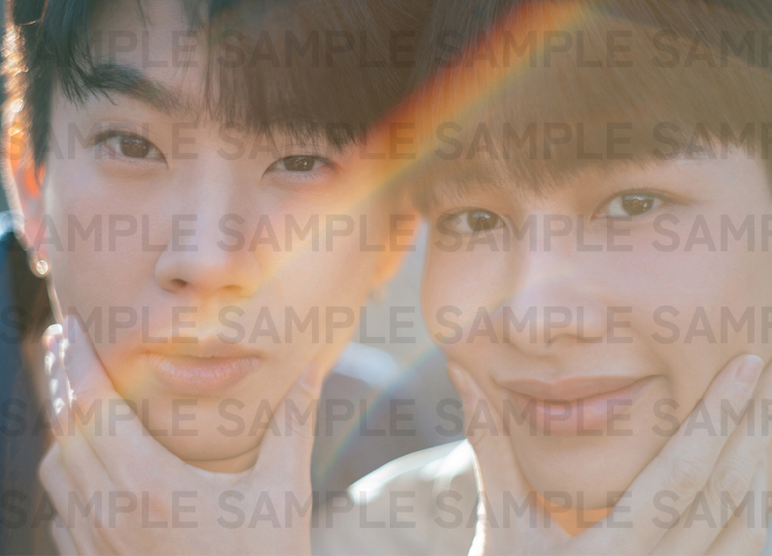 「Theory of Love」など数々の人気タイドラマで共演のOff＆Gunが日本初の写真集を発売！ 東京の代表的スポットを巡る“世界で一番かわいい関係”の2人を収録のサブ画像6_『Off＆Gun写真集「evergreen」Cutie ver.』FUN’S PROJECT MALL購入特典フォトカード