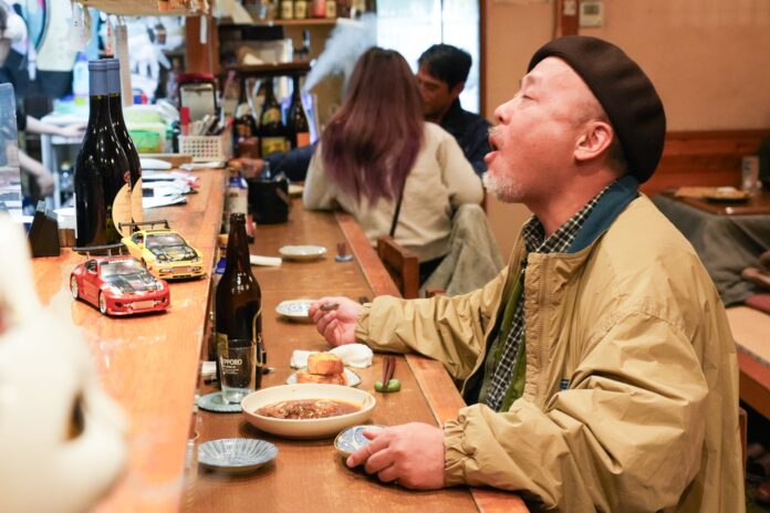 マキタスポーツが❝さま酔う❞　雨の降る夕暮れ時 鶴川駅から歩いて35分の心も身体が暖まる「ロビンソン酒場」へのメイン画像