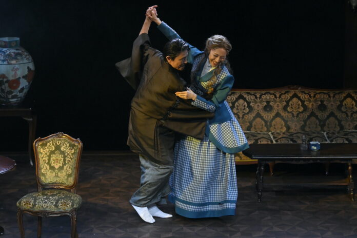 笑えて泣ける傑作戯曲を、升毅、水夏希、松村武らがイキイキと好演　まつもと市民芸術館プロデュース『殿様と私』が開幕！！のメイン画像