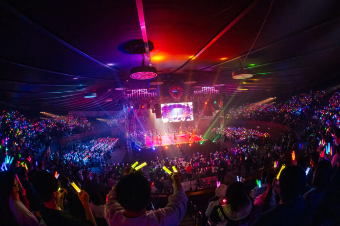 【オフィシャルレポート】高嶺のなでしこ過去最大規模！国立代々木競技場 第二体育館で、“女性アイドル単独史上初”センターステージ形式によるワンマンライブ！バレンタインデーに甘美に熱狂のメイン画像