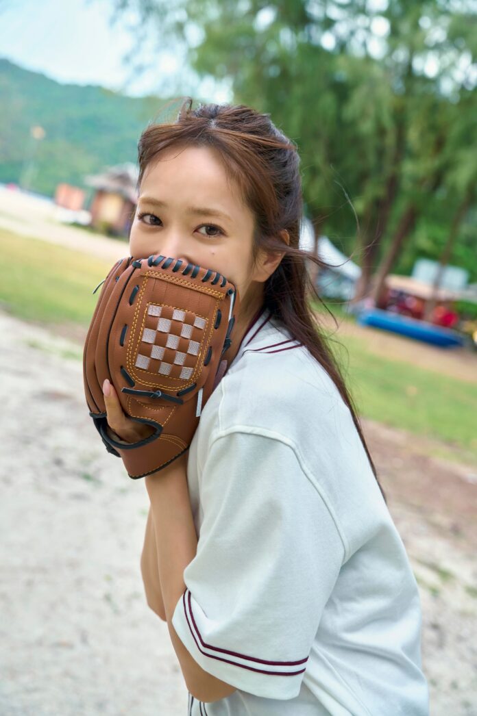 日向坂46・佐々木久美1st写真集『めくる日々』先行カット第4弾　まっすぐ見つめる視線に心奪われる！キャッチボール中の一コマを公開のメイン画像