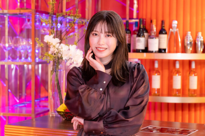 「ABEMA」、2月7日（金）よる10時より放送する『ダマってられない女たち』第8話のゲストに、元AKB48の第2代総監督で女優・タレントの横山由依、上品なワンピース姿で登場！のメイン画像