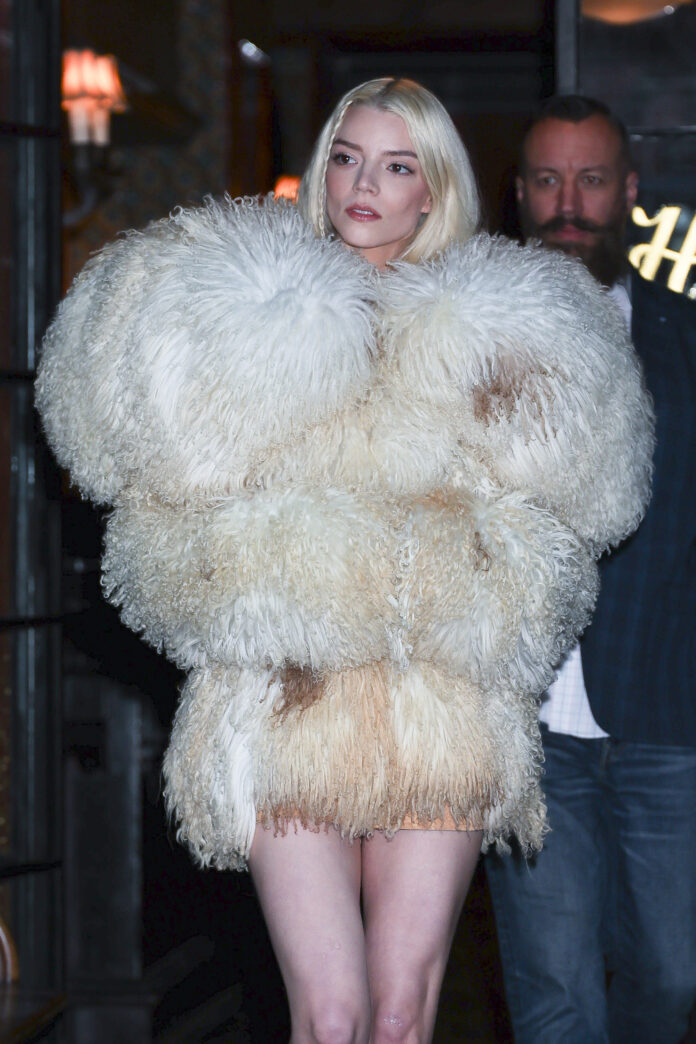 【McQueen】アニャ・テイラー＝ジョイがマックイーンを着用のメイン画像