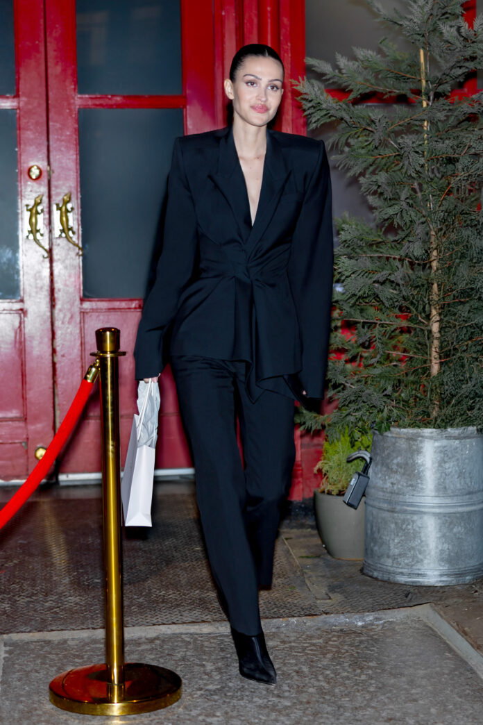 【McQueen】アメリア・グレイがマックイーンを着用のメイン画像