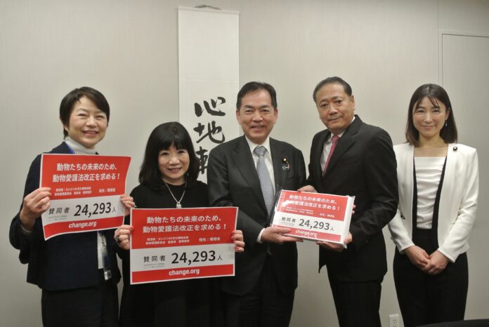 【エンジン01動物愛護委員会】浅尾慶一郎・環境大臣に署名を提出いたしました。のメイン画像
