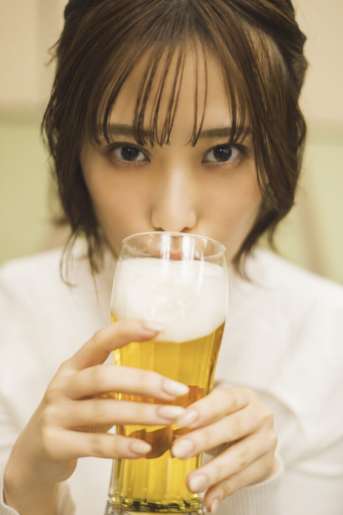 夏吉ゆうこ初の写真集から、お酒を嗜む新たな先行カットが解禁！のメイン画像