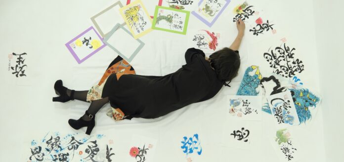 「60代の普通の主婦」が一夜で世界の注目書道家に！初出展のニューヨーク国際書道展で賞を獲得、その後世界の注目アーティスト100にも選出されるシンデレラストーリーのメイン画像