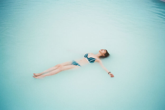 長濱ねるセカンド写真集、先行カット第12弾温泉でリラックスし、幸せそうに浮遊する長濱ねる！のメイン画像